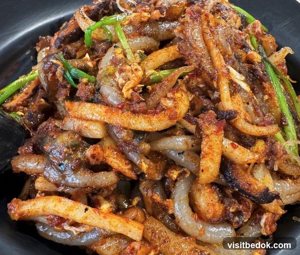 Stir-fried noodles with vegetables and meat
