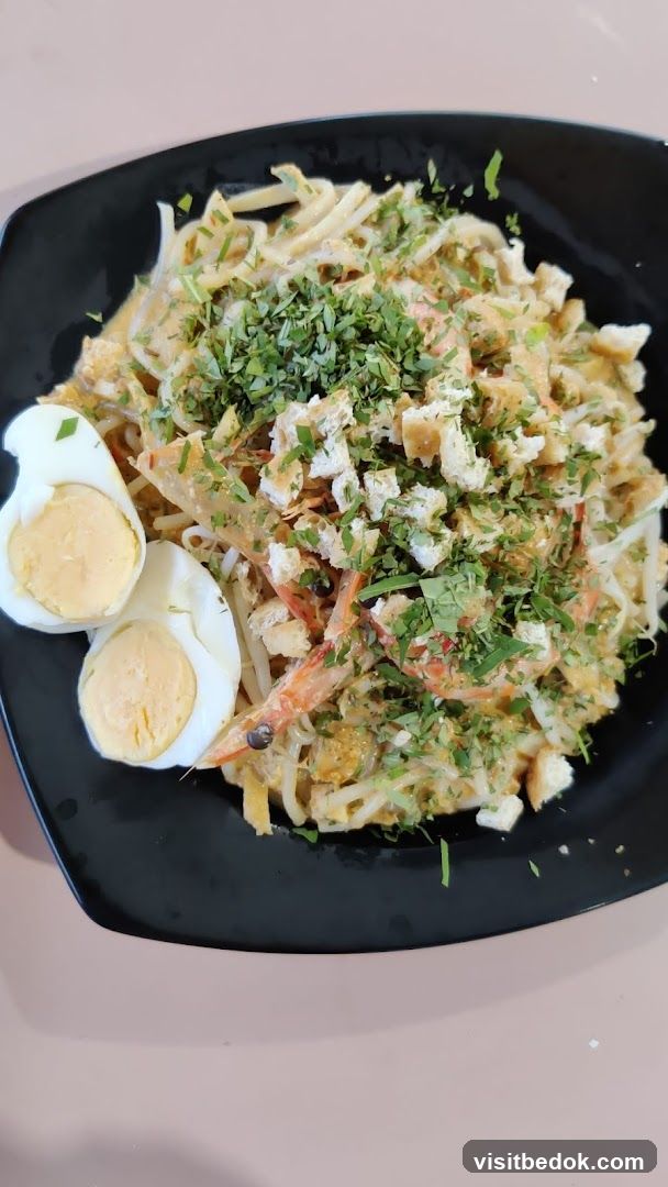 Noodle Dish with Shrimp and Egg