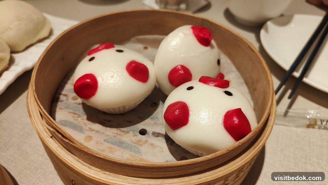 Chicken-shaped steamed buns