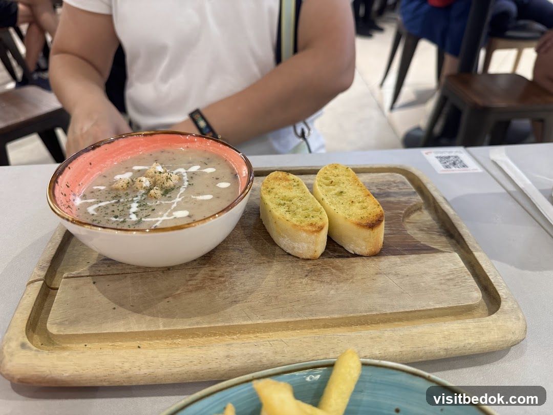 Mushroom soup with garlic bread