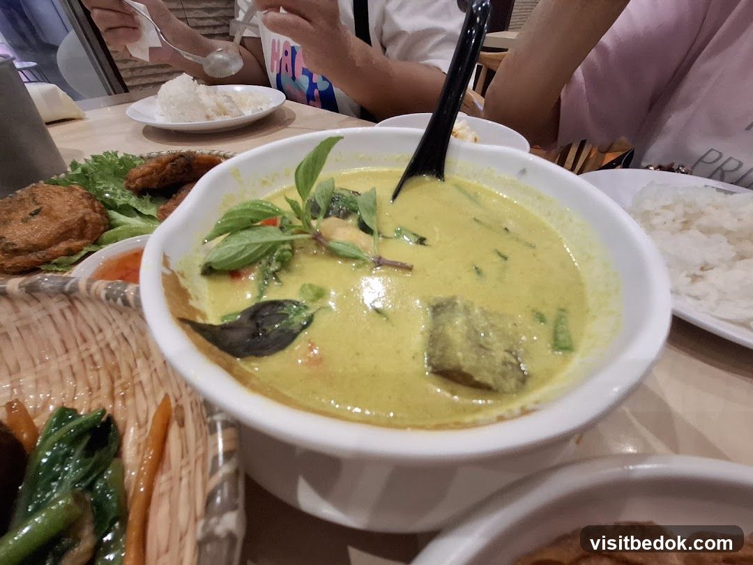Green Curry with Rice and Appetizers