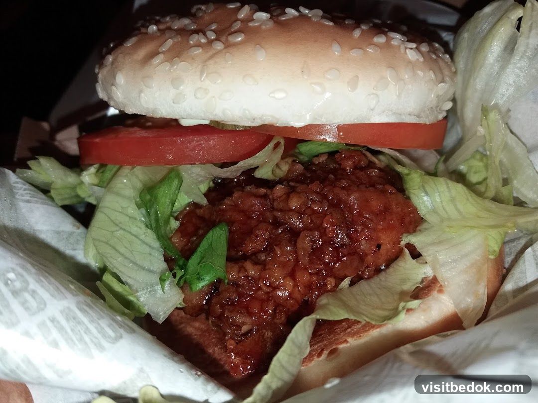 Burger with lettuce and tomato