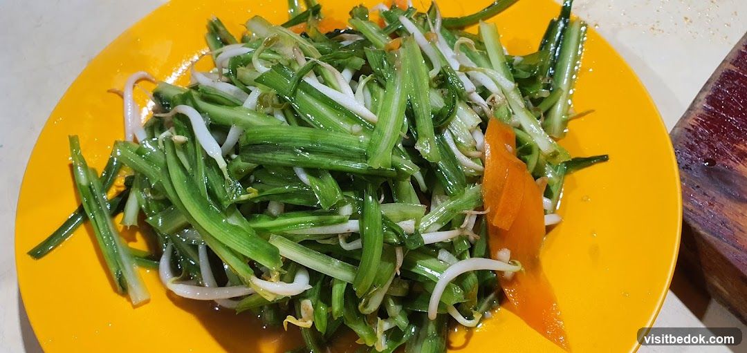 Stir-fried vegetables with bean sprouts