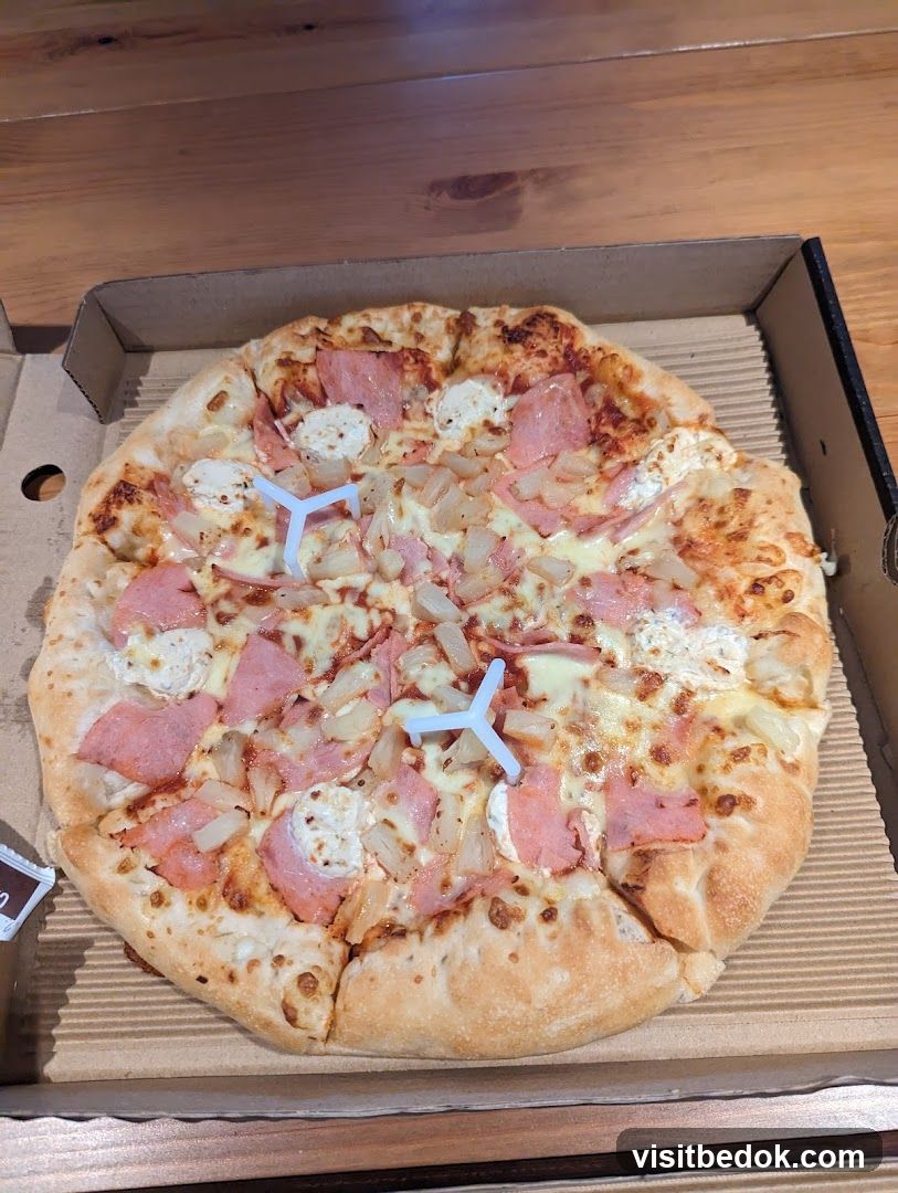 Hawaiian Pizza with Ham and Pineapple