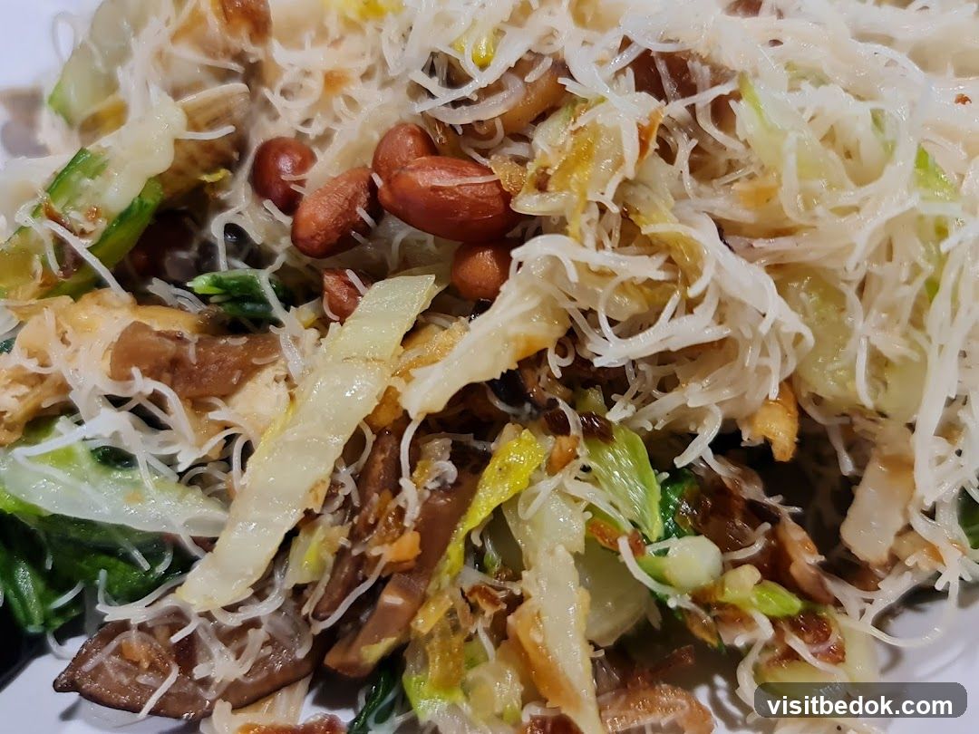 Stir-fried Rice Noodles with Vegetables and Peanuts
