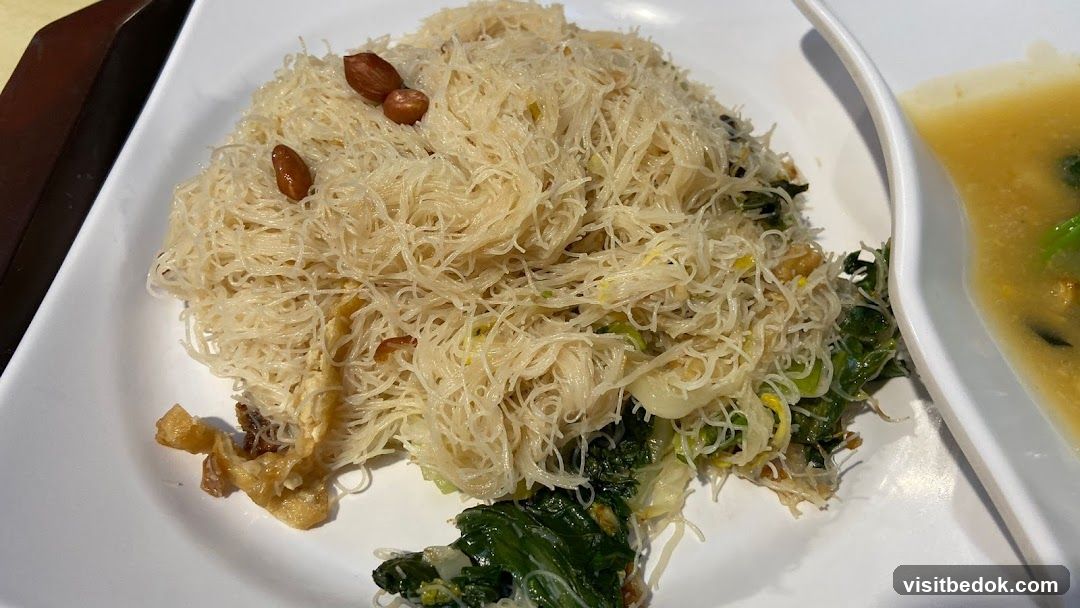 Stir-fried noodles with vegetables and peanuts