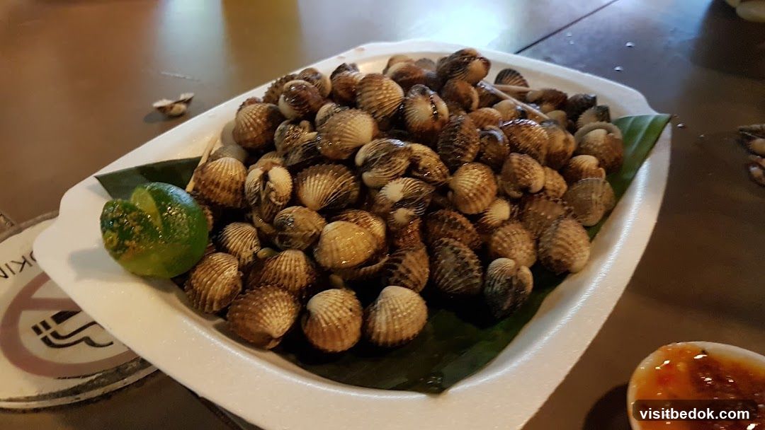 Plate of cockles with lime and dipping sauce