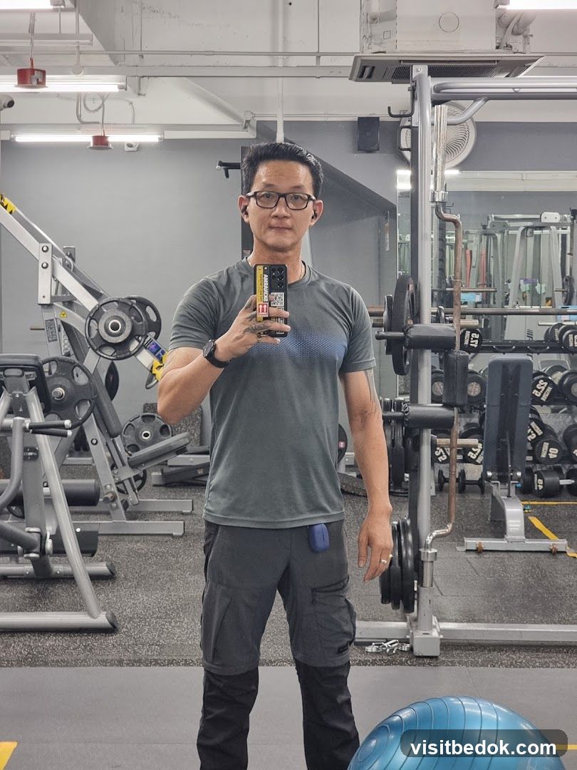 Man taking a gym selfie