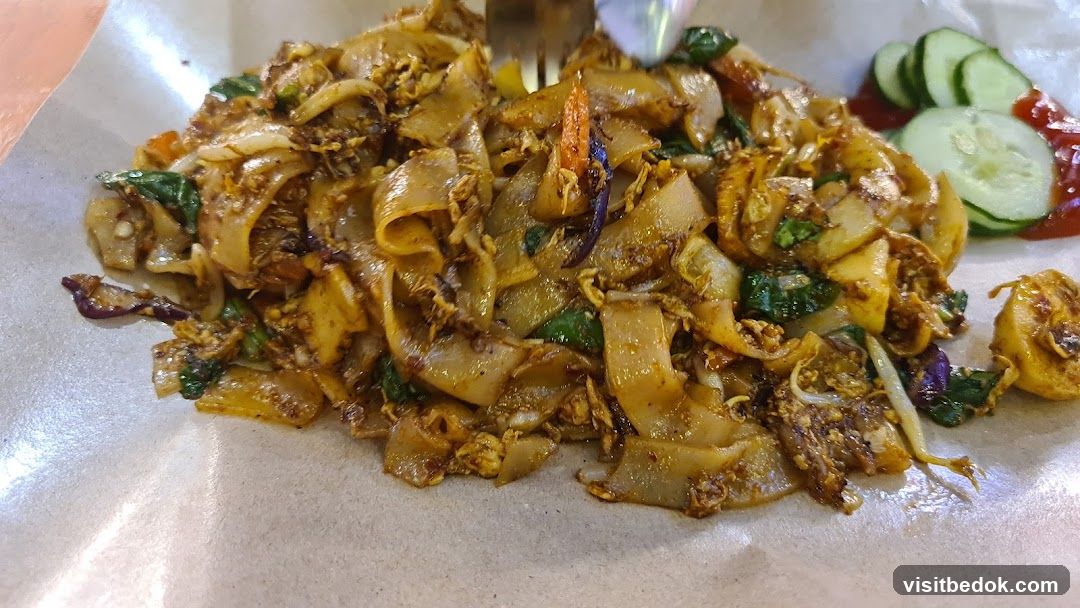 Stir-fried noodles with vegetables and cucumber slices