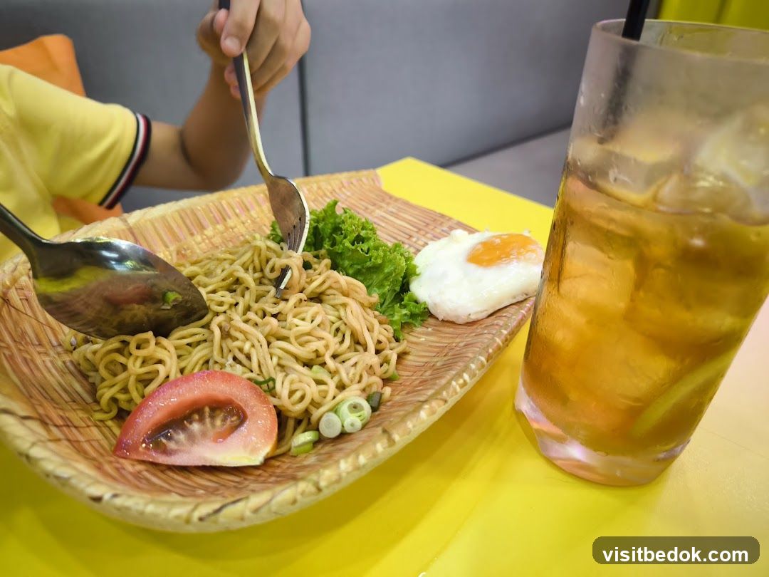 Noodles with Egg and Drink