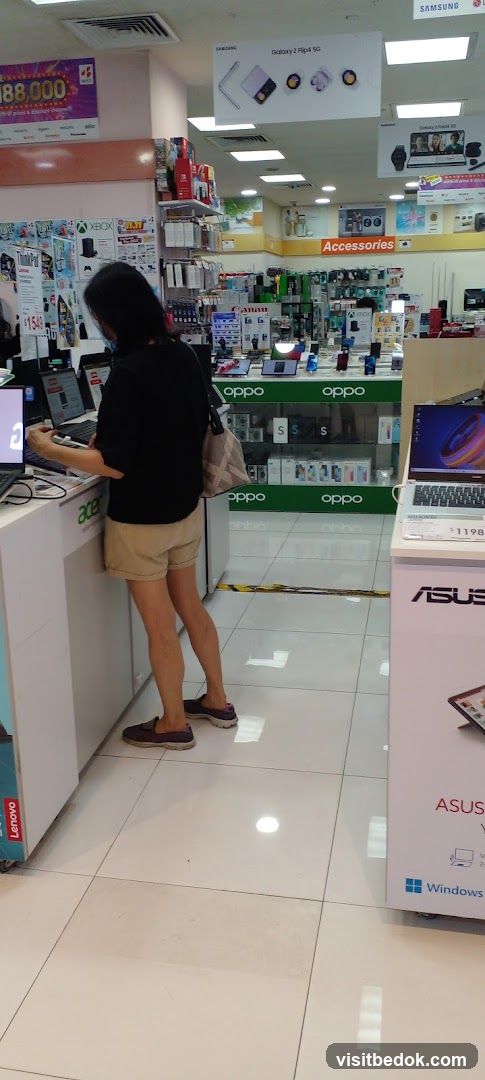 Electronics Store Display