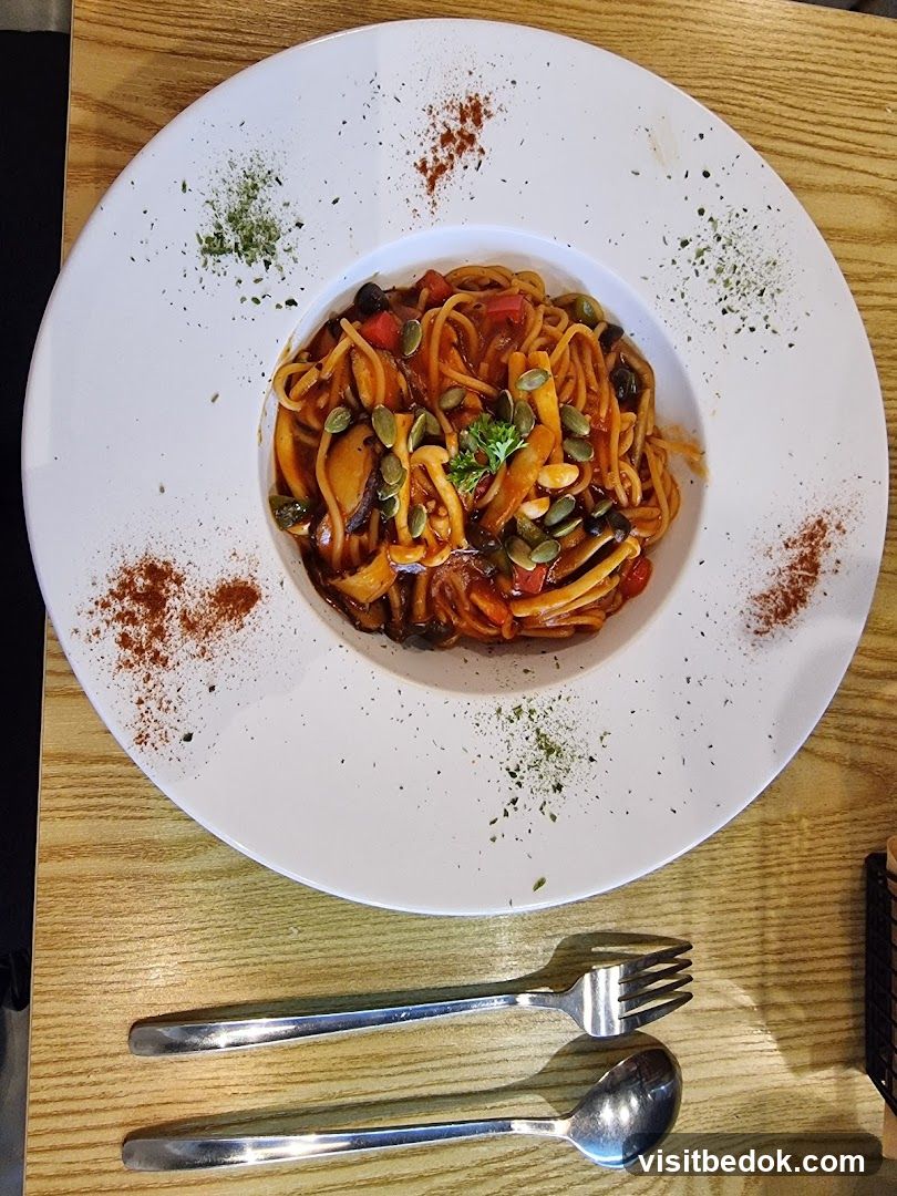 Spaghetti with Mushrooms and Pumpkin Seeds