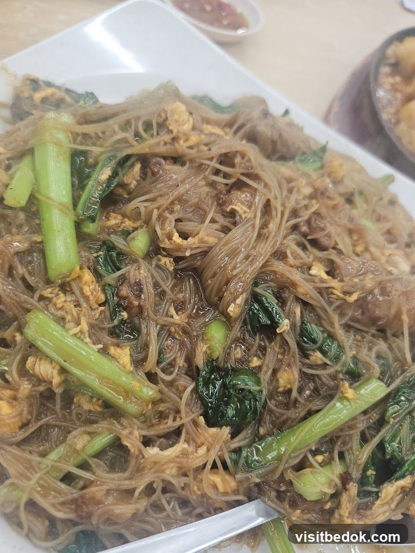 Stir-fried noodles with vegetables and egg