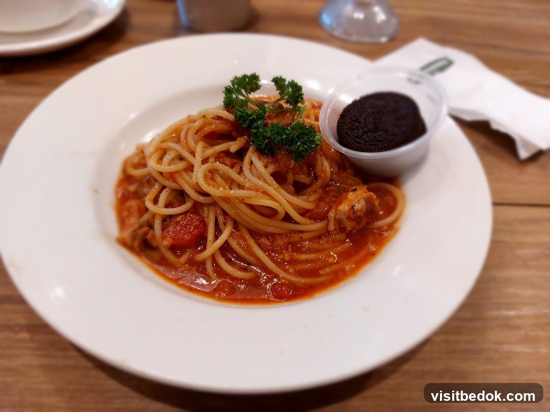 Spaghetti with Tomato Sauce and Cookie