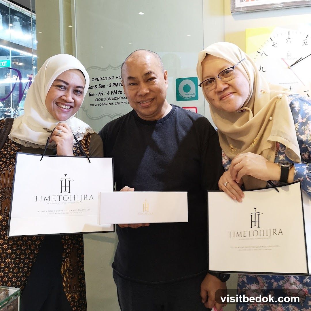 People with shopping bags