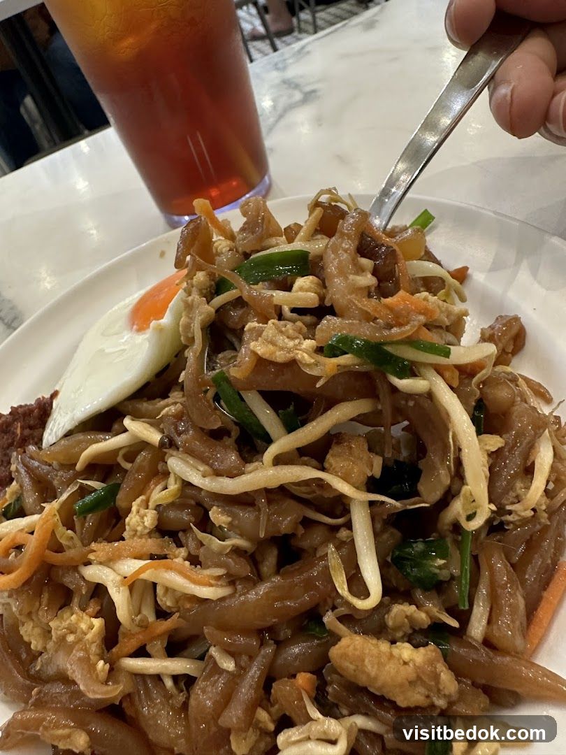 Stir-fried noodles with egg and iced tea