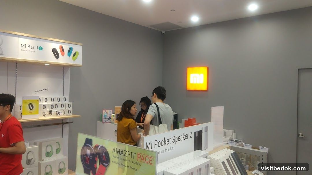Mi Store Interior