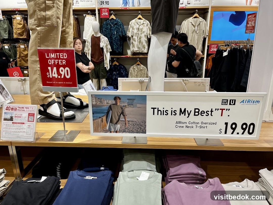 UNIQLO Store Display