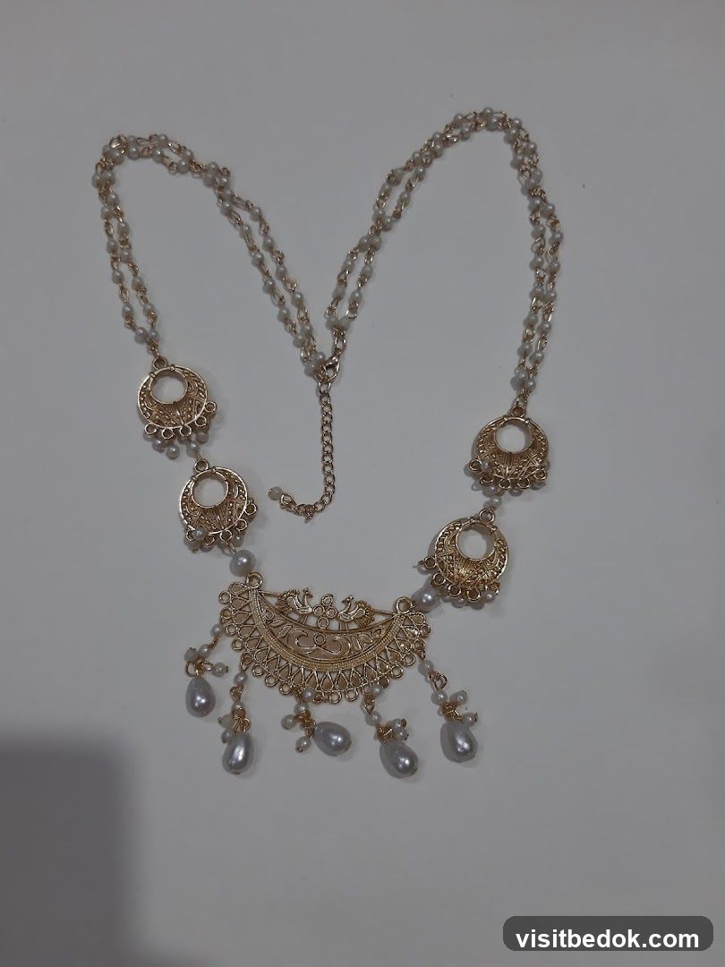Gold necklace with pearls
