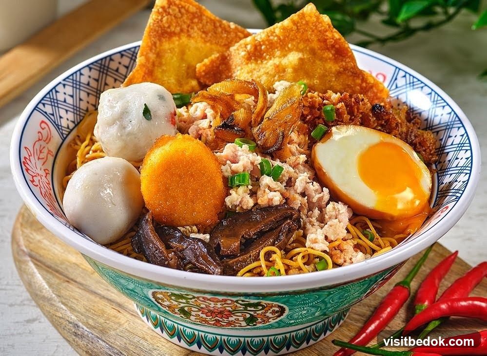 Noodle Bowl with Egg and Toppings