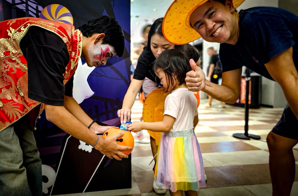 Trick-or-treat at SpoOktober with children in costume at HomeTeamNS